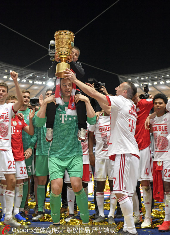 拜仁隊員慶祝德國杯奪冠