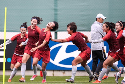 中國女足賽前訓練 隊員歡樂游戲氛圍輕鬆本場比賽也將決定中國女足的出線形勢。法國時間昨日下午，中國女足在法國勒阿弗爾的Stade de la Cavée Verte體育場進行賽前備戰訓練，訓練中女足姑娘們面帶笑容神情輕鬆。【詳細】 