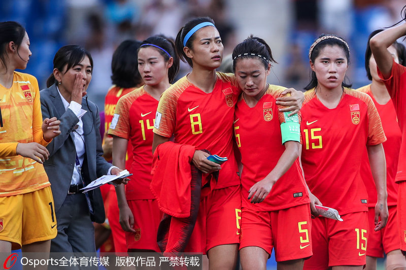 中國女足隊員們情緒低落
