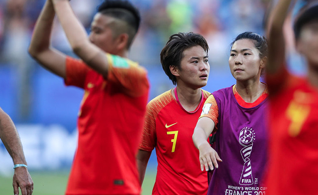 高清：中国女足0-2负意大利 球员强忍悲伤谢场致意球迷