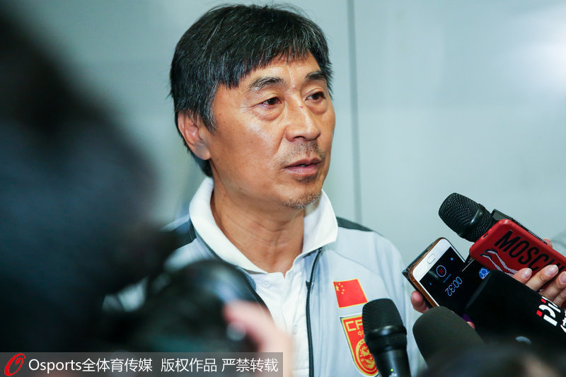 中國女足主教練賈秀全接受媒體採訪