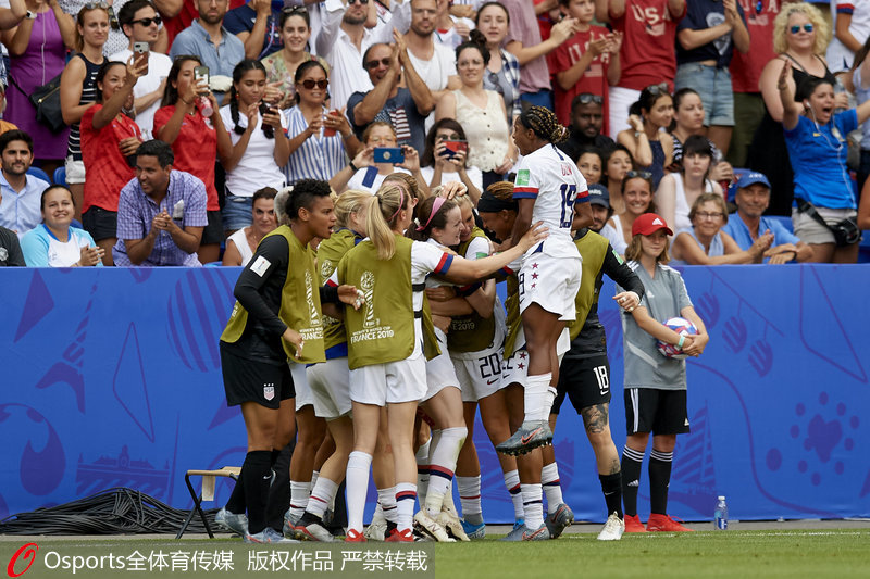 美國女足隊員慶祝奪冠