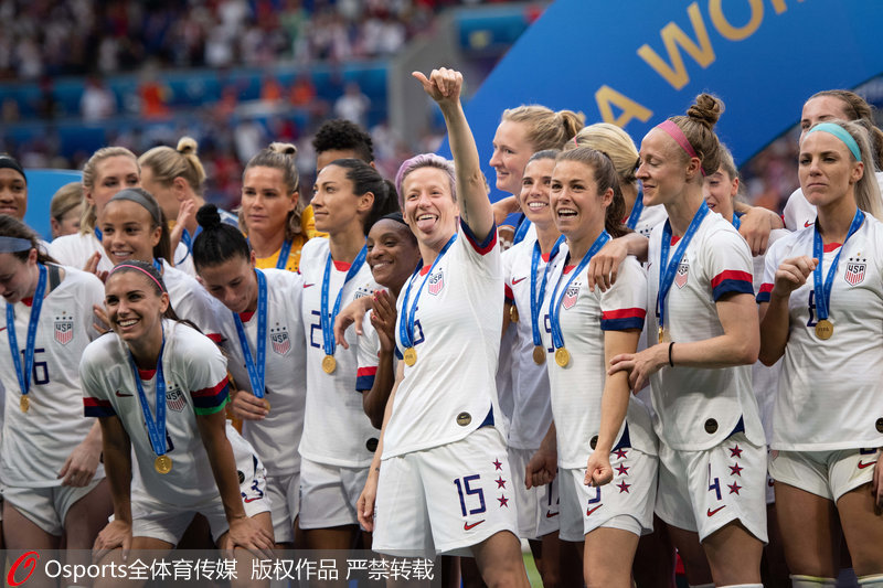 美國女足隊員在頒獎儀式上