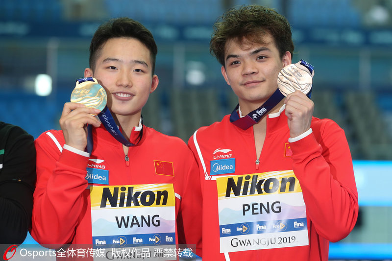 王宗源（左）奪冠，彭健烽獲得銅牌。