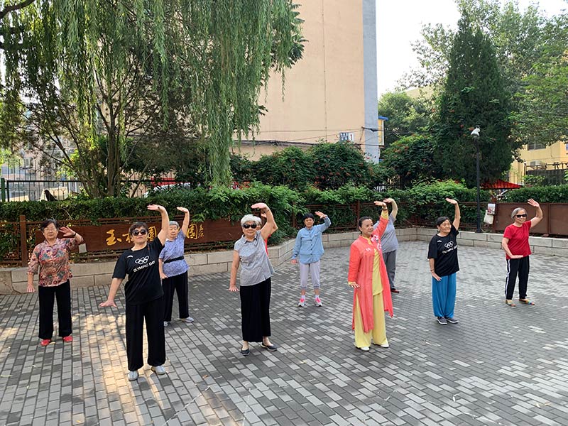 7月8日，國家級社會體育指導員、八卦掌高級教練徐寶杰來到北京西城區玉桃園文化社區，面向愛好者教授八段錦。