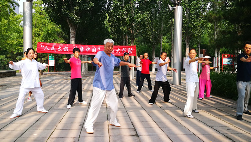 7月13日、14日，北京陳氏太極拳在奧森公園面向太極拳愛好者連續開展2場公益活動，公益大行動形象大使田秋信現場授課。圖為14日教學現場。