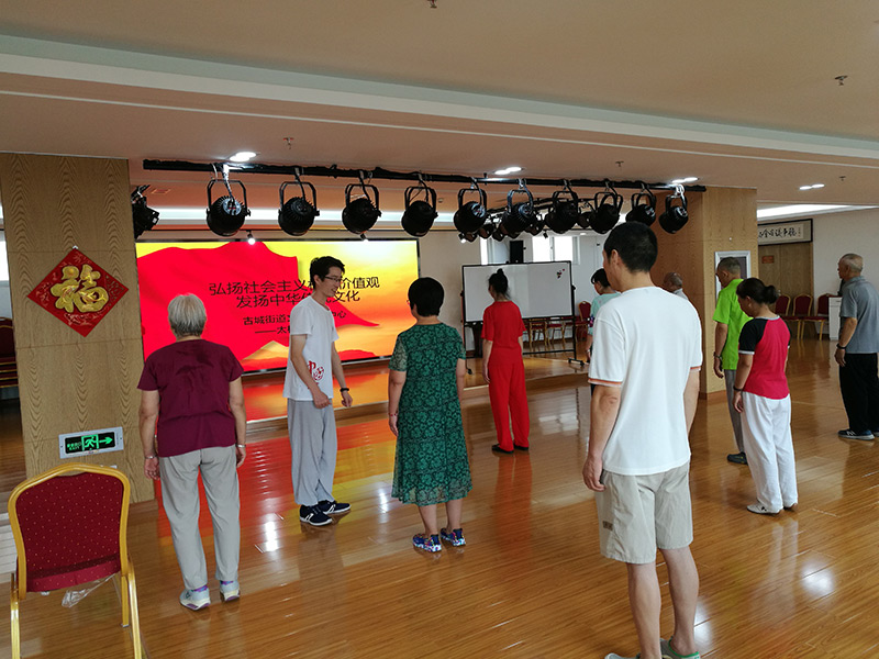 8月2日，北京德笎武館走進古城街道文化活動中心面向街道居民開展公益活動，館長彭文博現場現場授課。