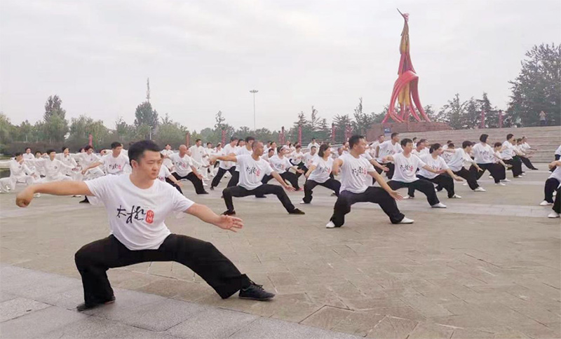 8月3日，臨沂市楊式太極拳委員會在楊式太極拳傳人、公益大行動形象大使張新博的組織及帶領下，開展全民健身展演公益活動，150余名太極拳愛好者參與了本次活動。