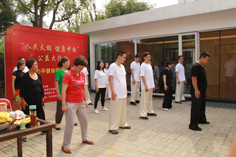 8月3日，“人民太極 健康中國”公益大行動之“太極名家大講堂”第四站走進心平健身園，由心平健身園創建者汪石鐘向30余位居民和太極拳愛好者進行太極拳五式動作要領及理論講解。人民日報社原副總編輯謝國明等多位領導參與此次活動。