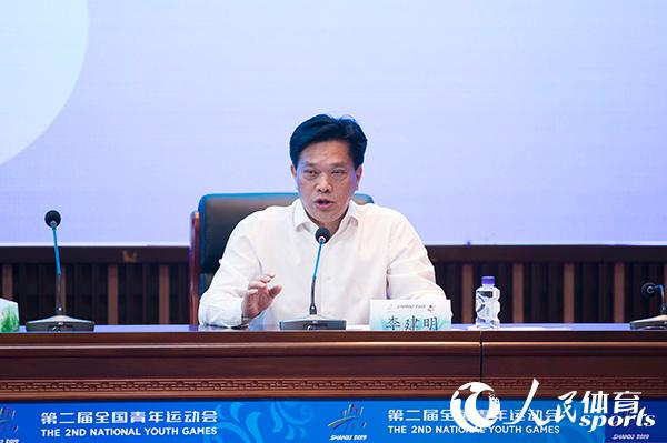 二青會組委會副主任、國家體育總局副局長李建明在發布會上講話（人民網 張志強攝）