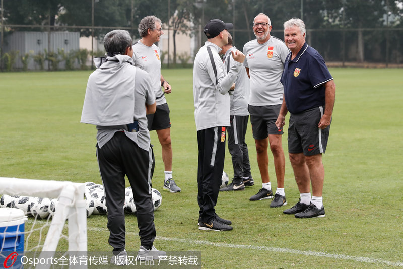 中國隊教練組在交談
