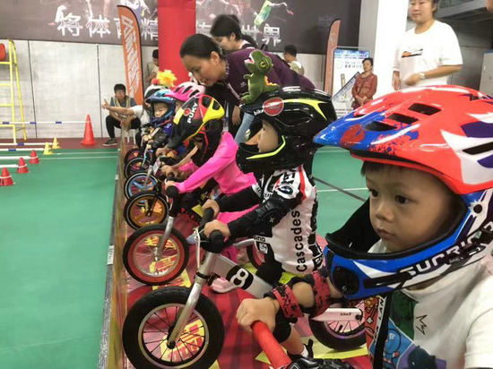 2019年北京自行車聯賽平衡車專場舉行 萌娃變騎手賽場競速