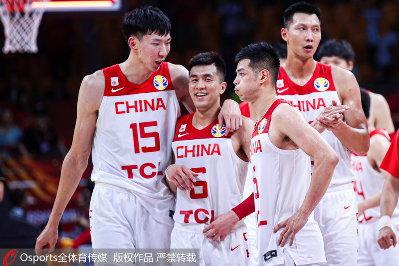 中国男篮赛后庆祝胜利