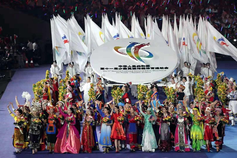 第十一屆全國少數民族傳統體育運動會會徽進入開幕式會場。楊光攝