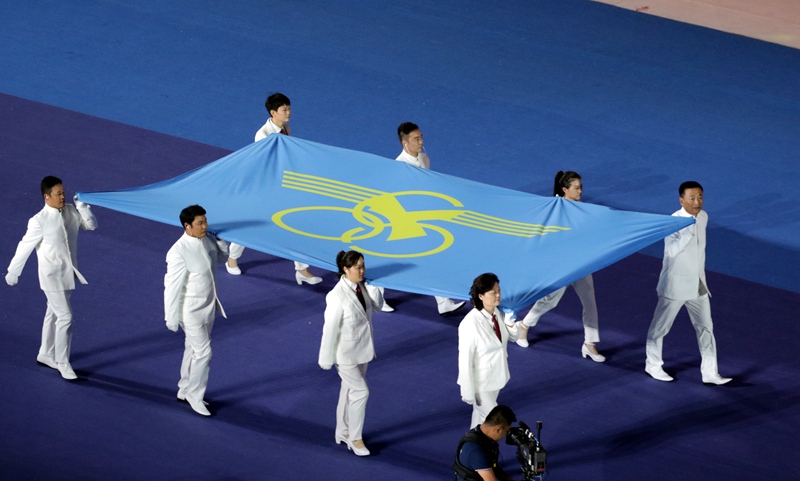 中華人民共和國少數民族傳統體育運動會會旗入場。麻翛然攝 