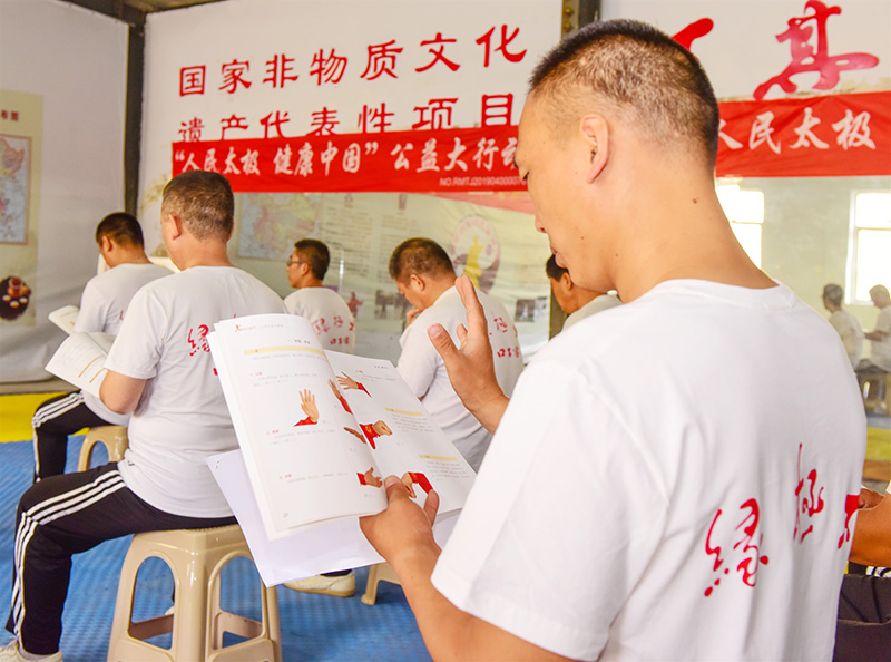 6月15日，河北省王其和太极拳协会分别在河北石家庄和邢台开展3场公益活动。图为邢台活动现场，一位学员正认真钻研拳理。