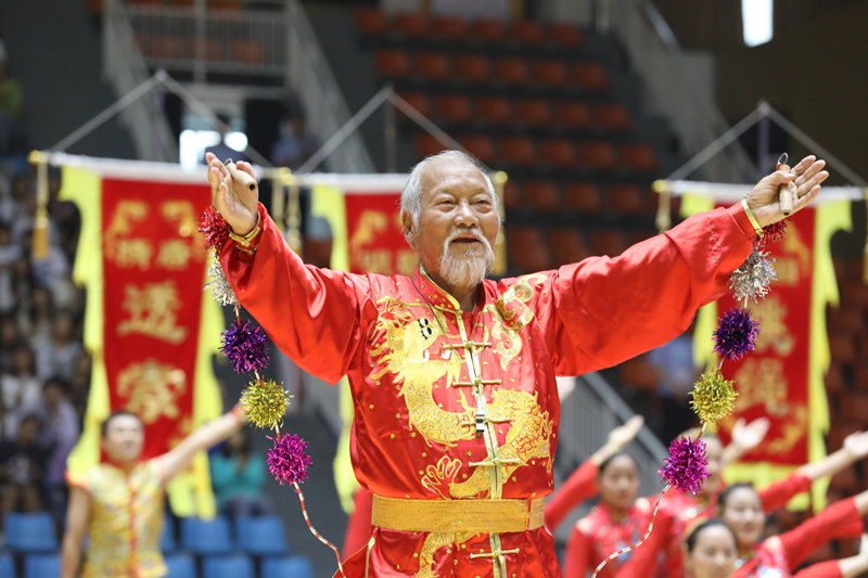 陝西隊技巧類表演項目《陝西非遺花樣跳繩》中82歲運動員胡安民  