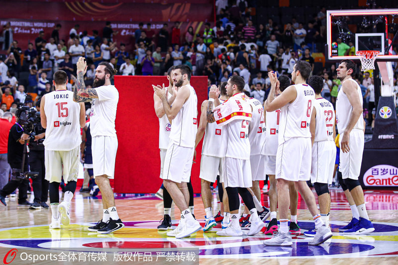 塞尔维亚队庆祝胜利