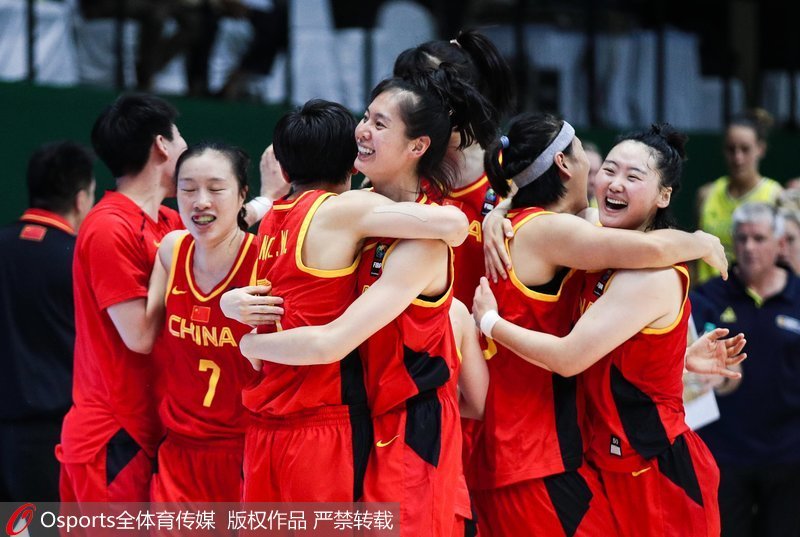 中國女籃慶祝勝利