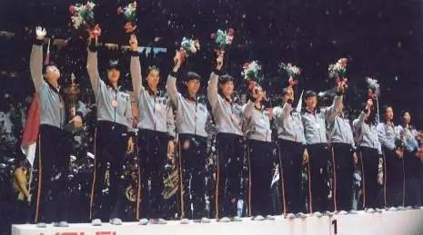 1982世界女排錦標賽，中國女排順利奪冠，首次奪得世錦賽冠軍  圖片來源：新華社