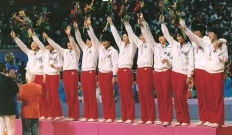 1984年洛杉磯奧運會，中國女排登上最高領獎台，成功包攬了三大賽的冠軍 圖片來源：新華社