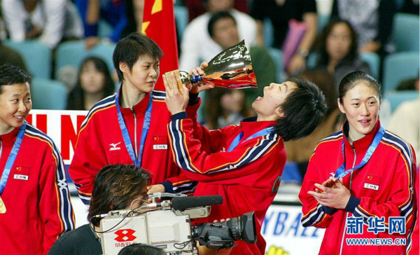 2003年女排世界杯，中國女排在極其困難的情況下奪冠，時隔17年再奪三大賽冠軍