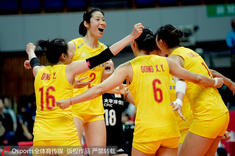 北京時間9月23日，2019年女排世界杯第7輪，中國女排3-0（25-16、25-17、25-22）橫掃勁旅美國隊，7連勝繼續高居榜首。