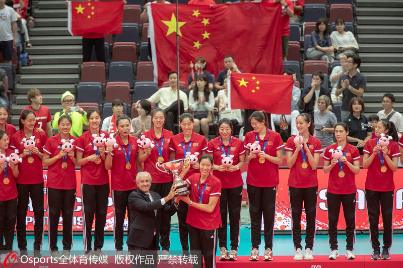 中國女排捧起冠軍獎杯