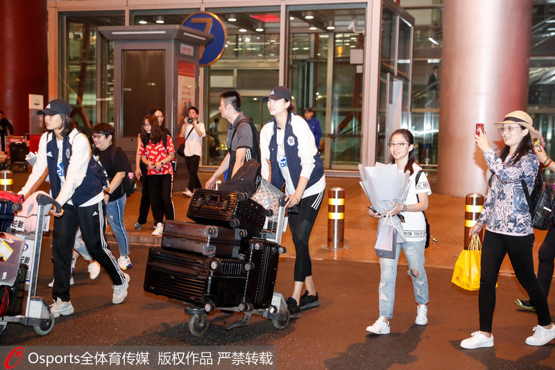 中国女排抵达北京