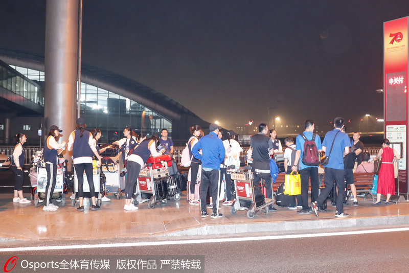 女排深夜抵達北京