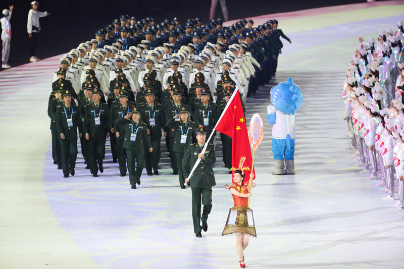 中國代表團在開幕式上入場