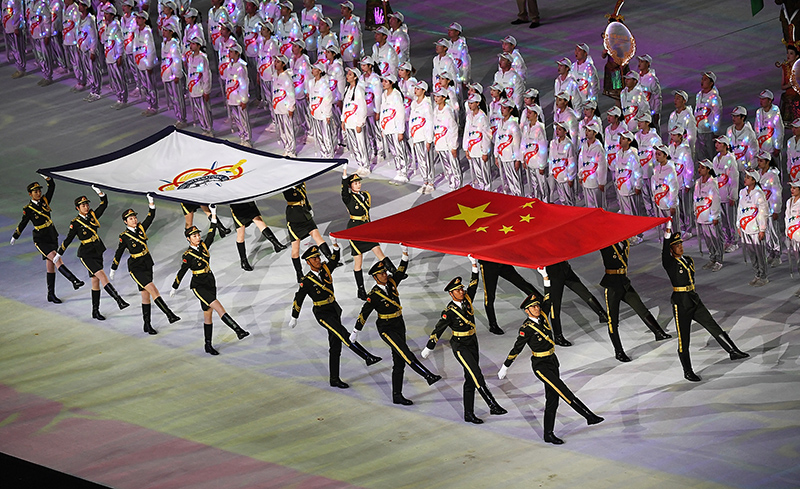 護旗手護衛中華人民共和國國旗和國際軍事體育理事會會旗進入開幕式現場