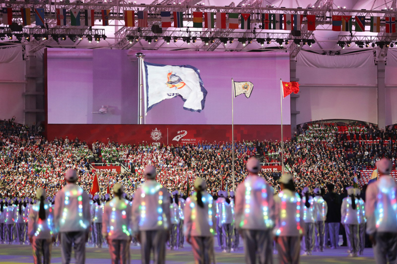 中華人民共和國國旗、國際軍事體育理事會會旗在武漢體育中心升起