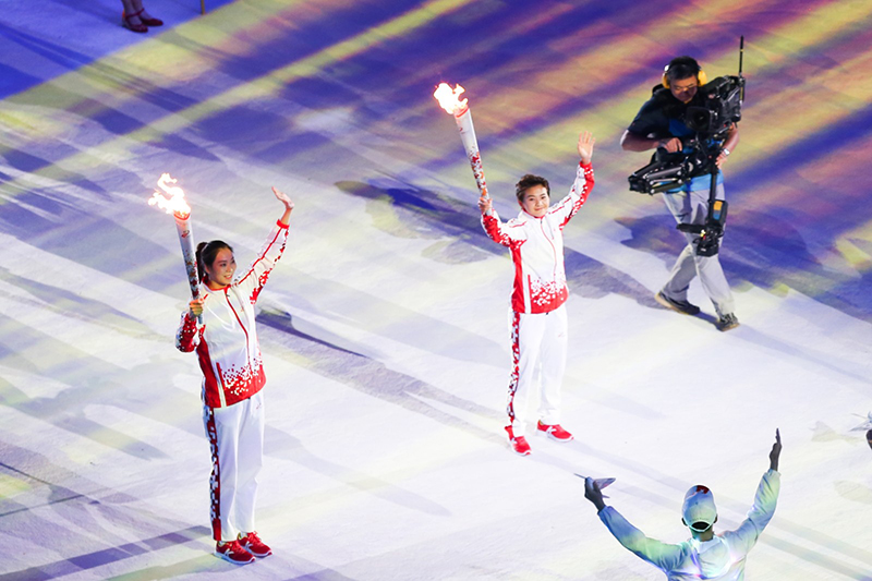 第五棒火炬手楊珺菁（左）與第六棒火炬手王霜傳遞火炬