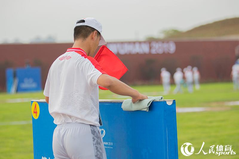志願者清理比賽環境 王雪純攝