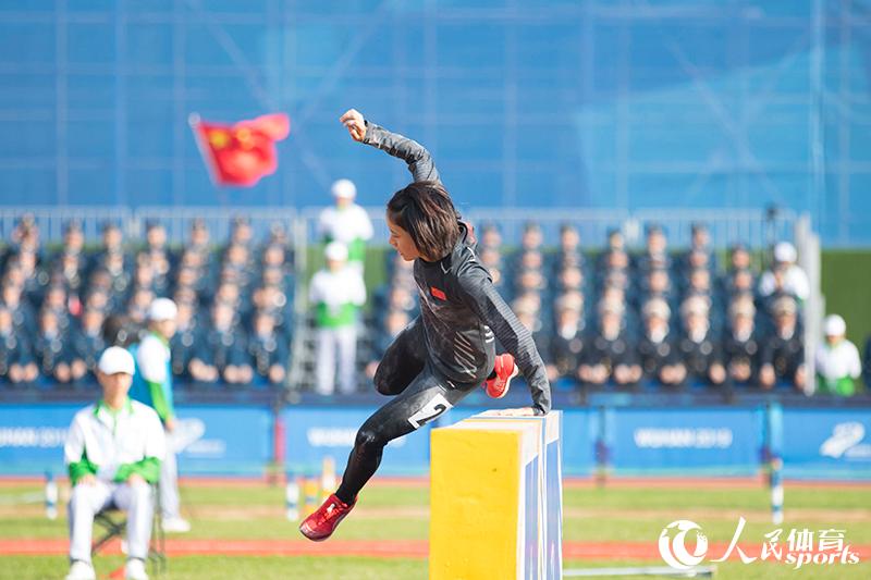 中國選手通過障礙 王雪純攝