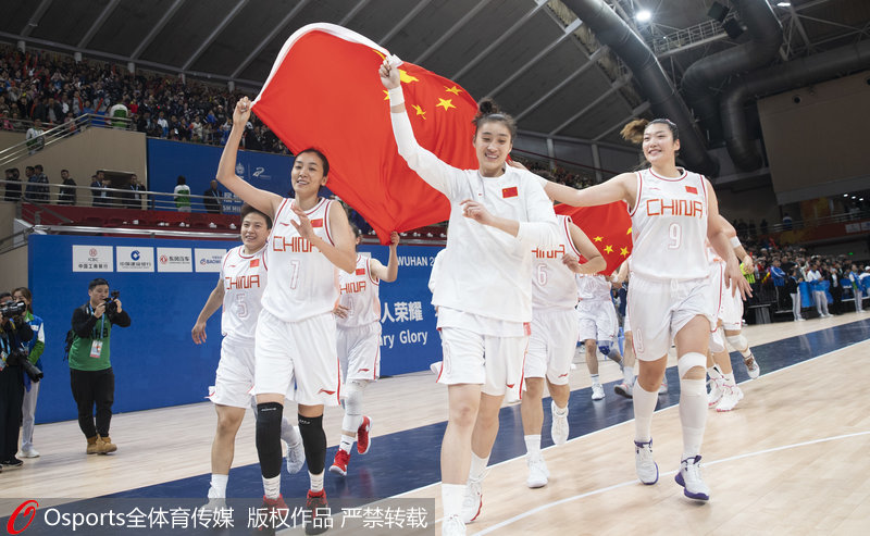 女籃隊員手舉國旗慶祝勝利