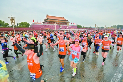 昨天，2019北京马拉松赛在天安门广场鸣枪开赛，3万名来自世界各地的长跑爱好者们欢乐起跑。图为运动员从天安门前跑过。本报记者 饶强摄