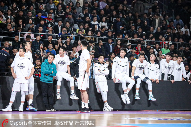 遼寧男籃球員在場邊觀看儀式