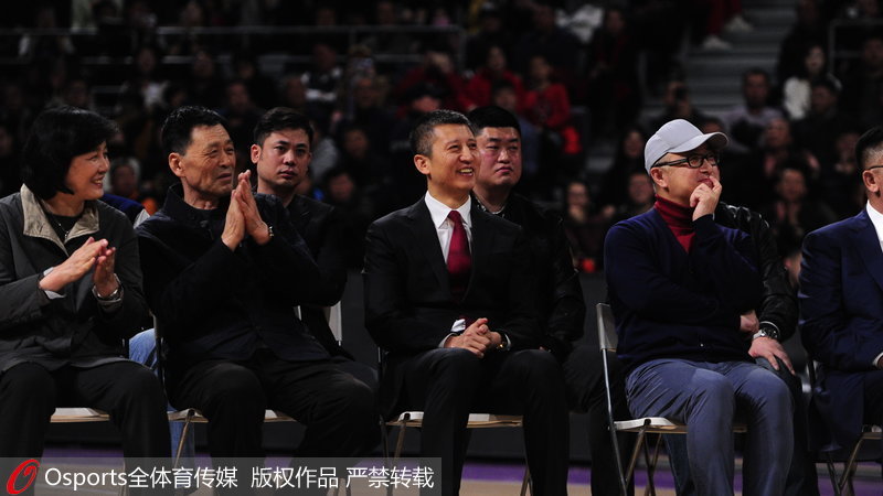 楊鳴的家人、以及遼寧男籃俱樂部領導和嘉賓出席退役儀式