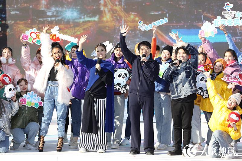 成龍、容祖兒、常石磊、吉克雋逸等歌手與百名志願者代表共同演唱了冬奧志願者歌曲“燃燒的雪花”。（郝帥 攝）