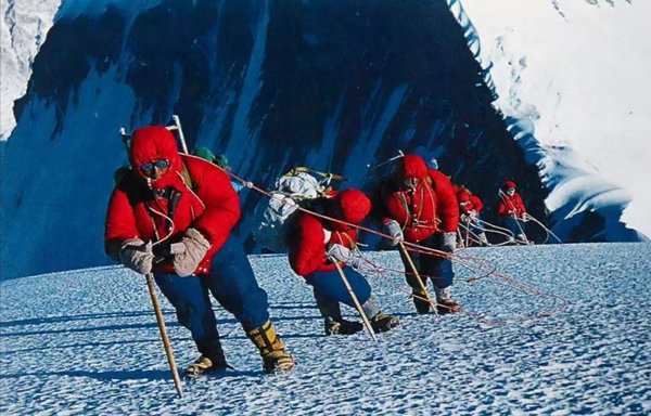 1975年，登山隊員頂著猛烈的高空風，行進在海拔7400米的大風口