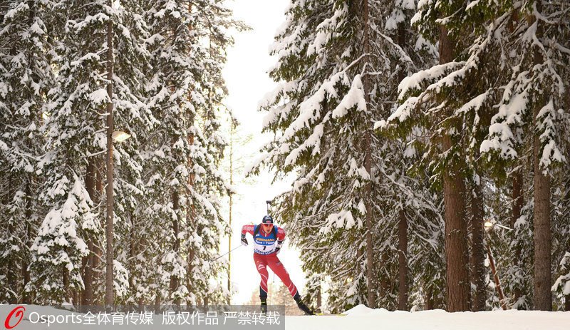3月10日，瑞典冬季兩項世錦賽。選手在林蔭大道中前行。