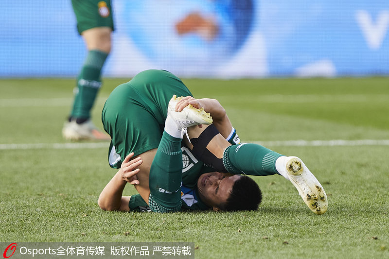 武磊被踢倒的瞬間，隔著屏幕都能感受到他的痛苦