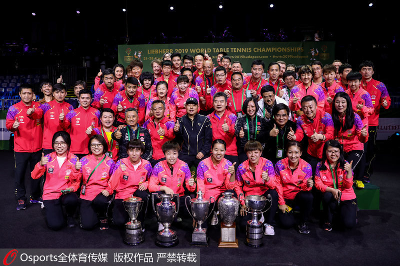 4月28日，布達佩斯世乒賽，中國隊包攬五冠。男女隊全員與獎杯合影。