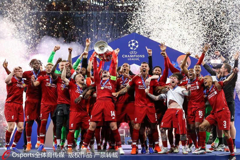 6月1日，2018-19賽季歐冠聯賽決賽，托特納姆熱刺0：2利物浦。利物浦隊長亨德森高舉歐冠冠軍獎杯。
