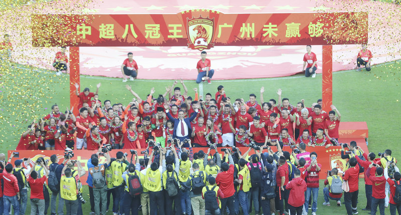 12月1日，廣州恆大如願時隔一年后奪得中超冠軍，並成為中超史上首個“八冠王”。自2010年進入足球領域以來，廣州恆大9年共斬獲17項頂級賽事冠軍，創造了中國職業足球前所未有的輝煌戰績。
