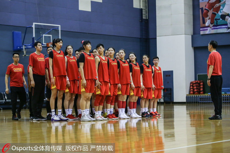 中国女篮集结完毕，许利民“训话”