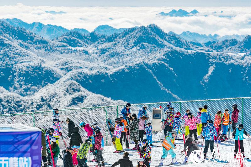 兩項國家級冰雪賽事在湖北五峰舉行 2000名游客樂享冰雪激情