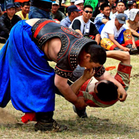 内蒙古人文：搏克                            搏克是蒙古族传统的体育娱乐活动之一，草原上的人们把蒙古式摔跤称作"搏克"。它是蒙族三大运动(摔跤、赛马、射箭)之首。